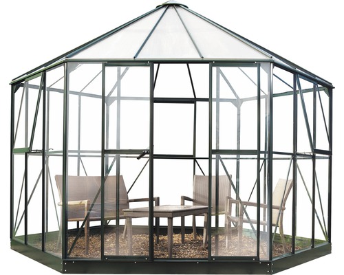Achteckiges Gewächshaus mit Möbeln im Inneren.