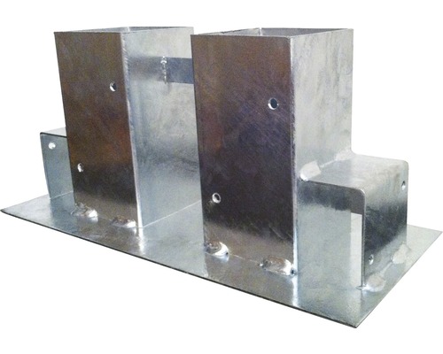 Pfostenhalterung aus Metall mit rechteckiger Grundplatte und zwei Haltepfosten