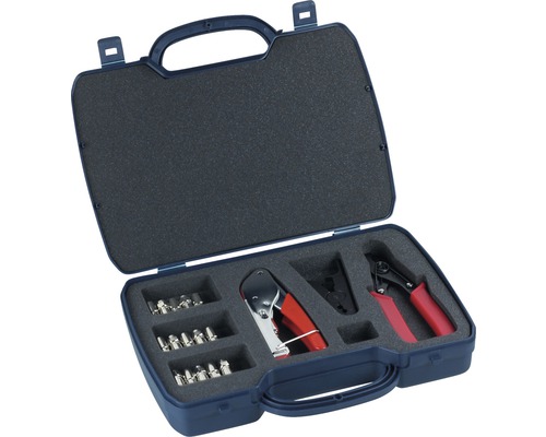 Offener Werkzeugkoffer mit Kabelschuhen und verschiedenen Zangen