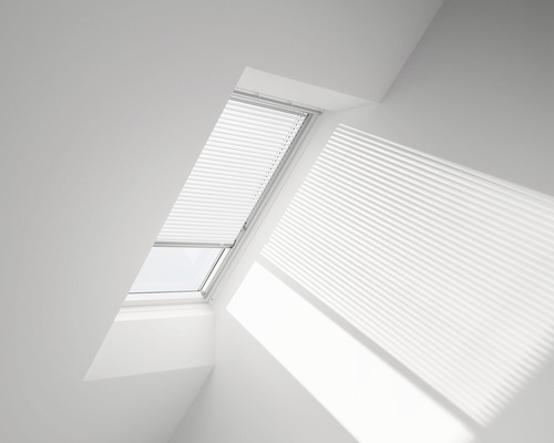 Dachfenster mit Plissee in einem hellen Raum