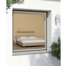 Fenster mit Insektenschutzgitter und Blick auf ein Schlafzimmer