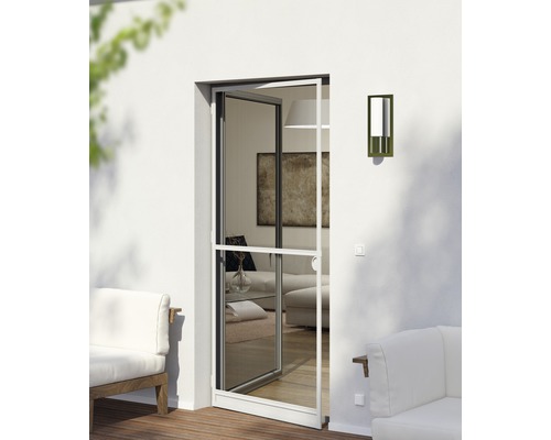 Geöffnete Insektenschutztür vor einer Terrassentür mit Blick ins Wohnzimmer