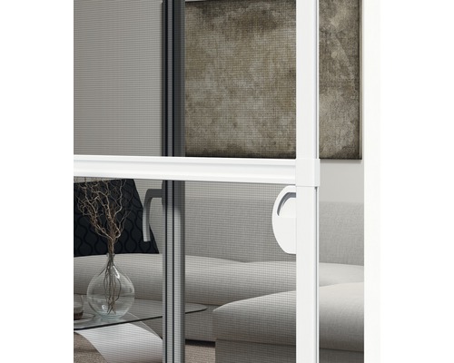 Insektenschutzgitter vor einem Wohnzimmerfenster mit Sofa und Dekoration