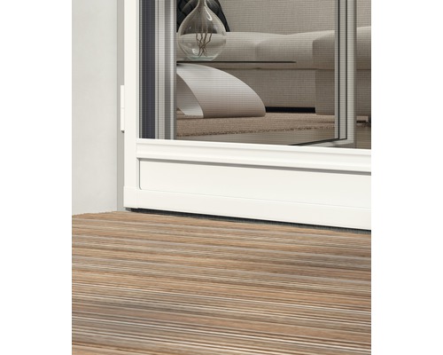 Detailansicht eines Insektenschutzgitters vor einer Terrassentür