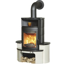 Kaminofen mit Holzfach und Feuer