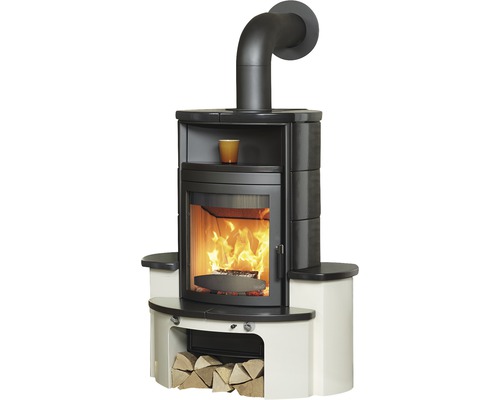 Kaminofen mit Holzfach und Feuer