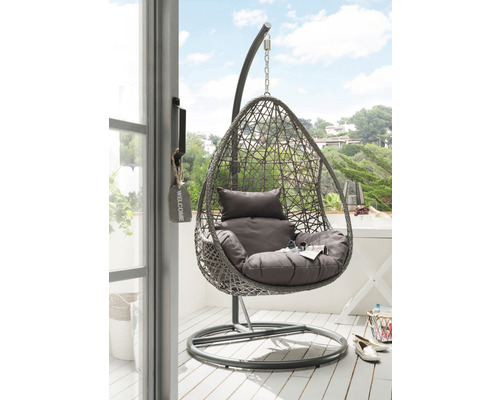 Hängesessel aus Rattan mit Kissen auf Balkon
