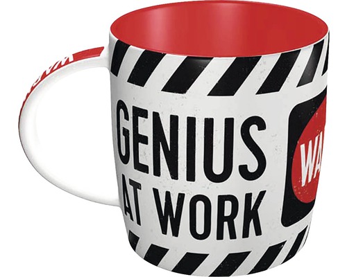 Tasse mit der Aufschrift Genie bei der Arbeit