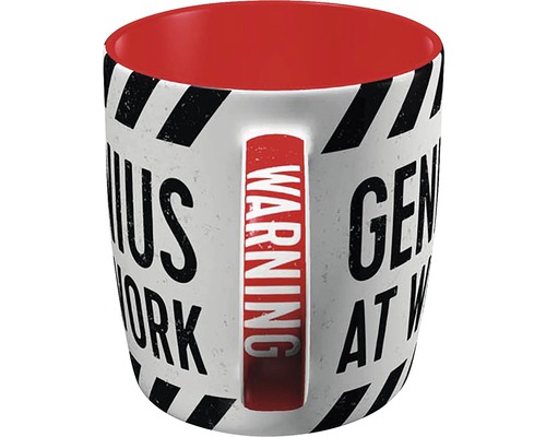 Tasse mit dem Aufdruck ''Genie bei der Arbeit'' und Warnhinweis