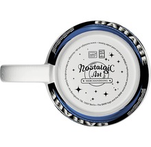 Unterseite einer Tasse mit dem Nostalgic Art Merchandising Logo und einem Hinweis zur Eignung für Mikrowelle und Spülmaschine.