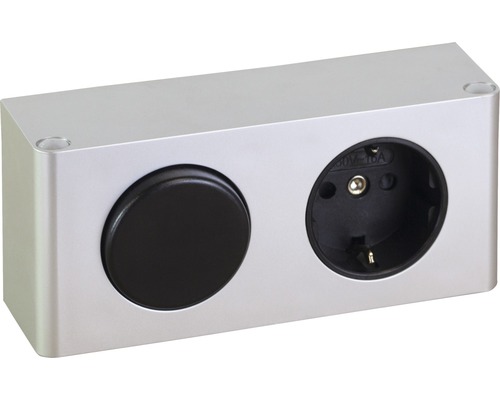 Steckdosenelement mit Schalter in silberfarbenem Gehäuse