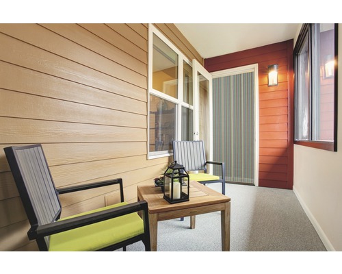 Terrasse mit zwei Stühlen und kleinem Tisch