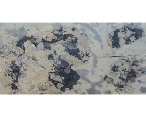 Nahaufnahme einer Natursteinfliese mit unregelmäßiger Textur für den Innenbereich
