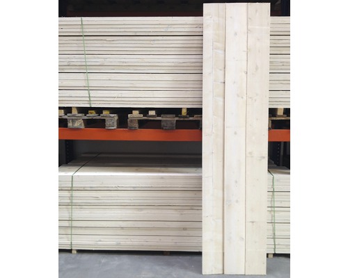 Stapel Holzlatten auf einem Regal