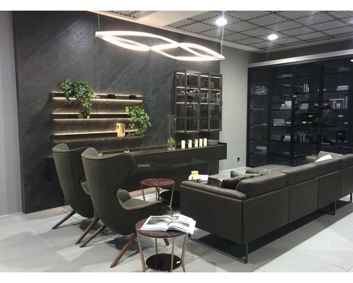 Interieur mit Sitzmöbeln, Regalen mit Pflanzen und Beleuchtung
