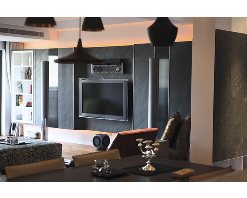 Wohnzimmer mit Fernseher, Lautsprecher und Beleuchtung