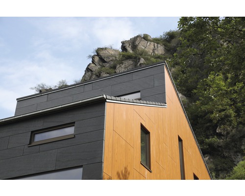 Nahaufnahme eines Hauses mit Holz- und Steinverkleidung.