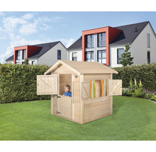 Holzspielhaus mit geöffneten Fensterläden und einem Kind darin im Garten
