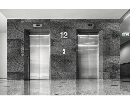 Zwei Aufzüge in einem Gebäude mit der Nummer 12.
