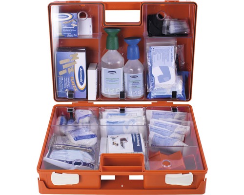 Geöffnete, orangefarbene Erste-Hilfe-Box mit verschiedenen Verbandsmaterialien und Lösungen.