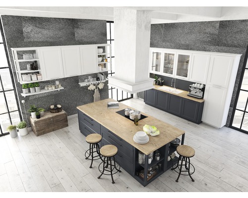 Helle Küche mit Kücheninsel, Barhockern und weißen sowie grauen Küchenschränken