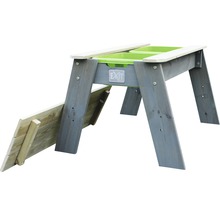 Sandtisch aus Holz mit grünen Wannen und einer seitlichen Ablagefläche.