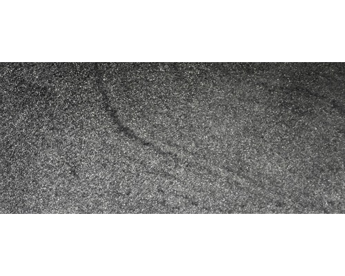 Nahaufnahme einer dunklen, glitzernden Oberfläche