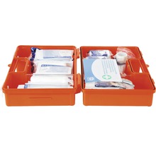 Geöffnete, orangefarbene Erste-Hilfe-Box mit verschiedenen Verbandsmaterialien