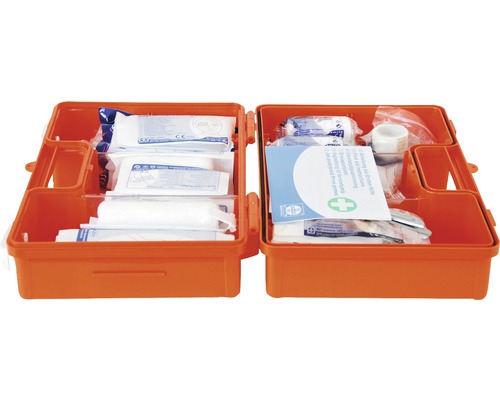 Geöffnete, orangefarbene Erste-Hilfe-Box mit verschiedenen Verbandsmaterialien