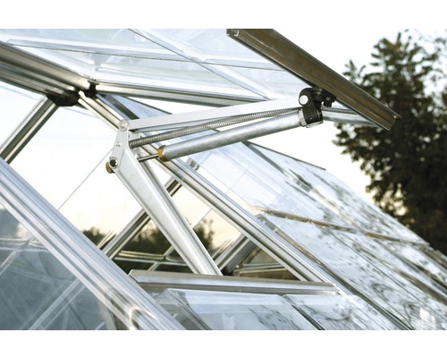 Detailansicht eines Gewächshausfensters mit automatischer Fensteröffnung