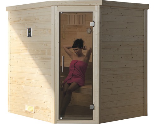 Holzsauna mit Glastür und sitzender Frau