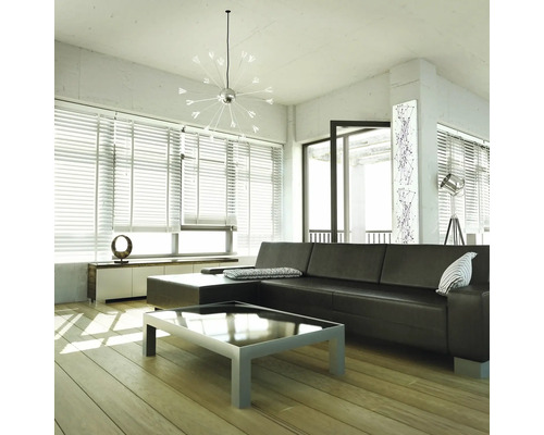 Wohnzimmer mit Sofa, Tisch und Beleuchtung