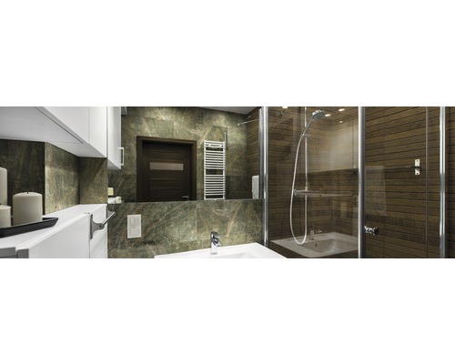 Badezimmer mit Waschtisch, Spiegel, Handtuchwärmer und Duschkabine.