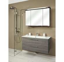 Badezimmer mit Duschkabine, Waschtischunterschrank und Spiegelschrank