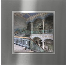 Wandbild mit Treppenhausansicht, Säulen und dekorativen Elementen