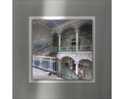 Wandbild mit Treppenhausansicht, Säulen und dekorativen Elementen