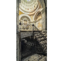 Innenraum mit Treppe und Kuppel in einem alten Gebäude