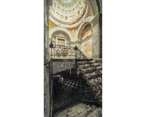 Innenraum mit Treppe und Kuppel in einem alten Gebäude