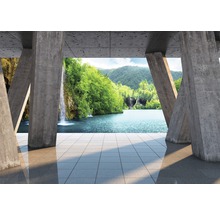 Betonpfeilerrahmen mit Aussicht auf einen See mit Wasserfällen und grünen Bäumen