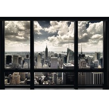 Blick aus einem Fenster auf die Skyline von New York City mit dem Empire State Building