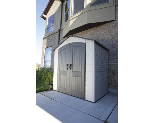 Gartengerätehaus aus Kunststoff mit Doppeltür vor Hauswand