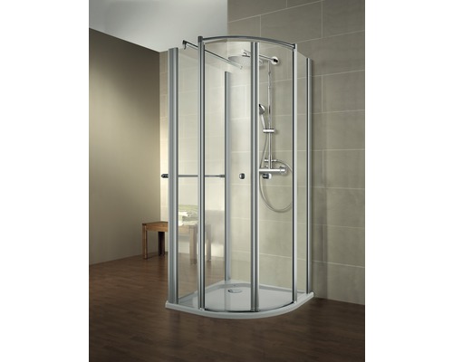 Eckdusche mit Duscharmatur und Brausegarnitur im Badezimmer