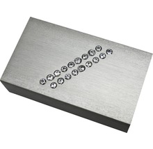 Metallblock mit Strasssteinen