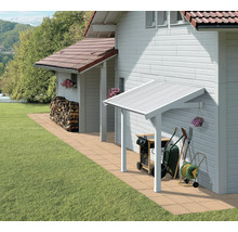 Überdachte Terrasse mit Grill und Gartengeräten an einem Haus