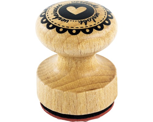 Holzstempel mit Herzmotiv und den Worten ''verheiratet, verlobt, verliebt''.