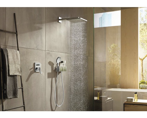 Modernes Badezimmer mit Regendusche, Handbrause und Handtuchhalter
