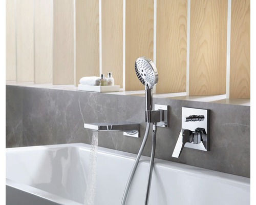 Badezimmer mit Badewanne, Armatur und Handbrause