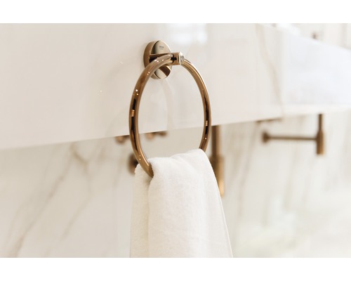Handtuchring aus Metall mit Handtuch im Badezimmer