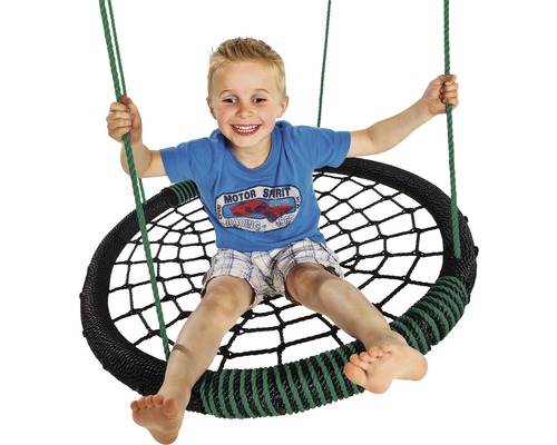 Kind sitzt auf einer runden Nestschaukel mit Seilen
