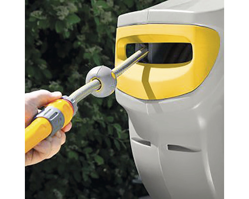 Gartenschlauchaufroller mit Gartenschlauch wird benutzt